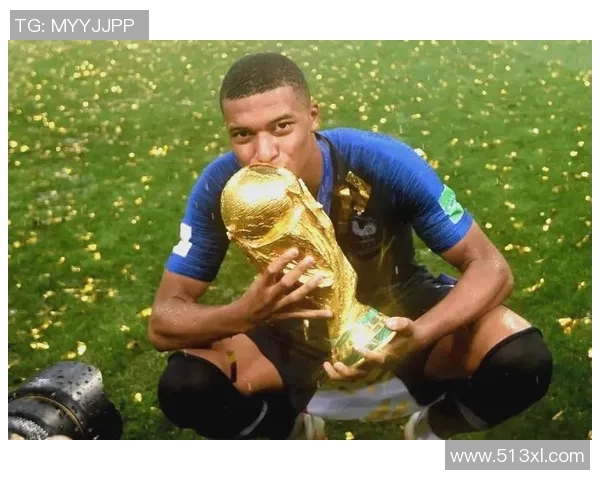 球星身着西装优雅登场绿茵场外尽显足球与时尚完美融合魅力 球星身着西装优雅登场绿茵场外尽显足球与时尚完美融合魅力