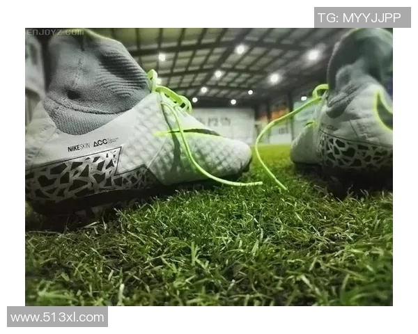 球星专属定制足球鞋高清美图展现独特魅力与个性风采